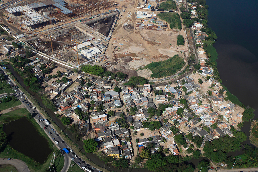 In the lower part of the image the favela Vila Autódromo is shown prior to demolitions. Above that the preparations for Barra Olympic Park are underway.