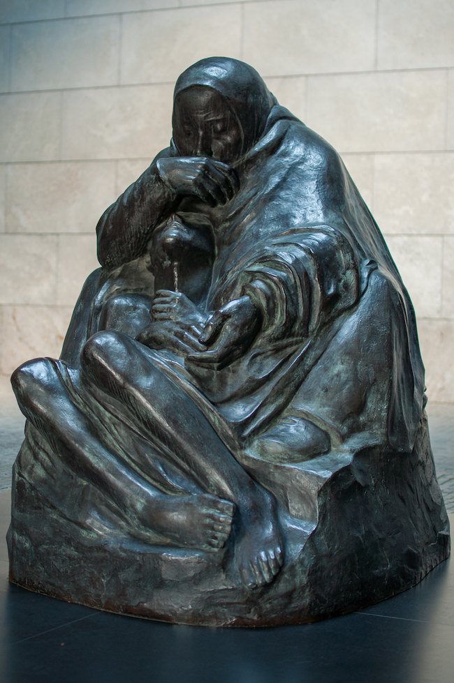 Käthe Kollwitz, Mother with her Dead Son, enlarged bronze casting 1993, original sculpture 1937. Photograph by Rafael Rodrigues Camargo via Wikimedia Commons [CC-BY SA 4.0]